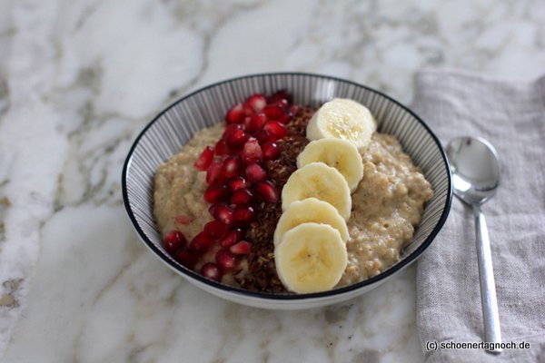 Haferflocken-Porridge mit Leinsamen, Granatapfelkernen und Banane