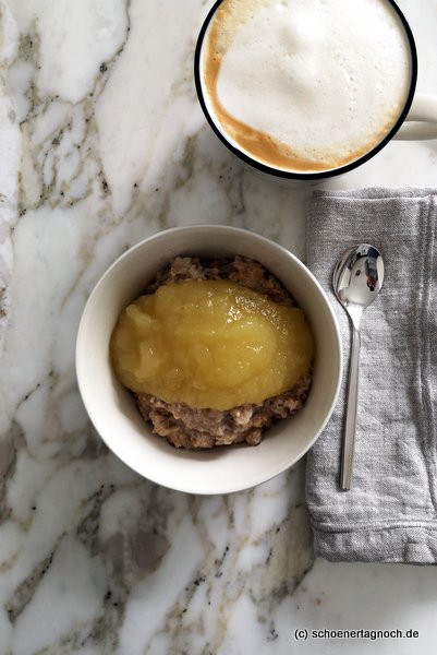 Dinkel-Porridge mit Apfelmus