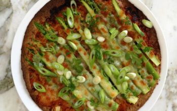 Tortilla-Pizza mit grünem Spargel, Sambal Oelek und Mangochutney