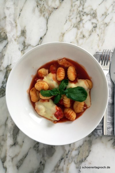 Gnocchi mit Tomatensauce und Mozzarella