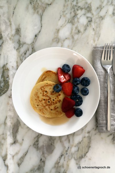 Pancakes mit Ahornsirup und frischen Früchten