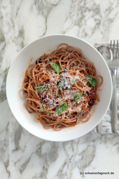 Spaghetti mit rotem Pesto, Oliven, Parmesan und Basilikum