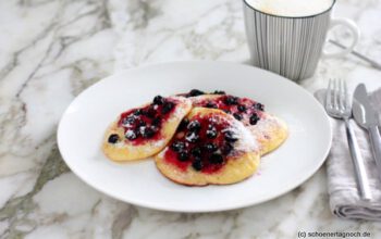 Ricotta-Pancakes mit schwarzen Johannisbeeren