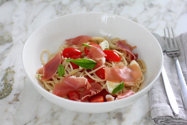 Spaghetti mit kalter Tomaten-Mozzarella-Sauce und Parmaschinken