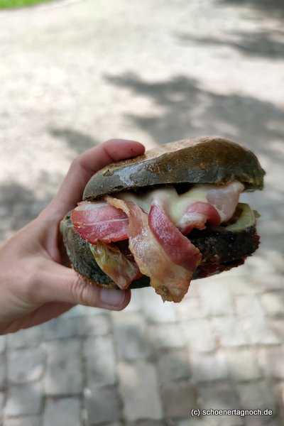 Burger mit schwarzem Bun von der Metzgerei Brath in Karlsruhe