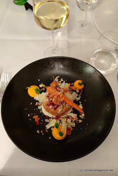 Vorspeise im Fässle Le Restaurant in Stuttgart: Lauwarmer Blumenkohl Savarin mit Karotten, Granatapfel und Harissa