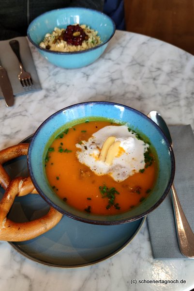 Orangen-Süßkartoffel-Suppe mit Ingwer und karamellisierten Walnüssen im Klauprecht in Karlsruhe