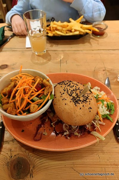 Burger, Salat und Pommes im "Bratar" in Karlsruhe