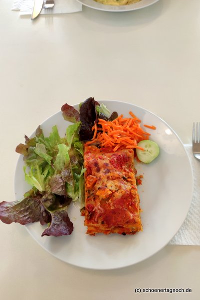 Kürbis-Lasagne mit Salat im Glashaus in Karlsruhe