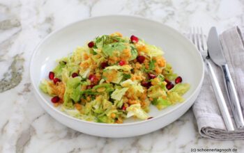 Rote Linsen-Wirsing-Salat mit Avocado und Orangen-Zitronen-Vinaigrette