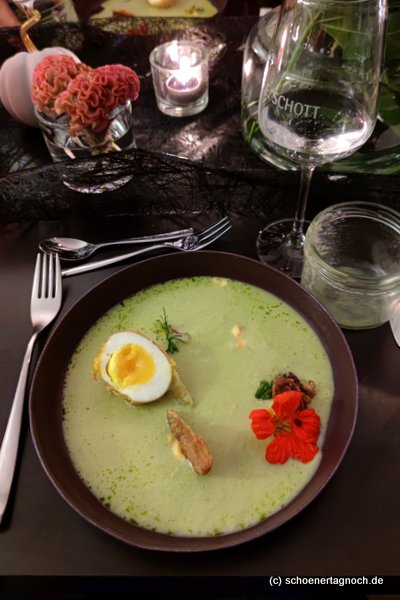 3. Gang im Supper Club KerstinXJanina: 
Vichyssoise (kalte Kartoffel-Lauch-Suppe) mit gebackenem Ei, Hühnerhaut und Eigelbcreme