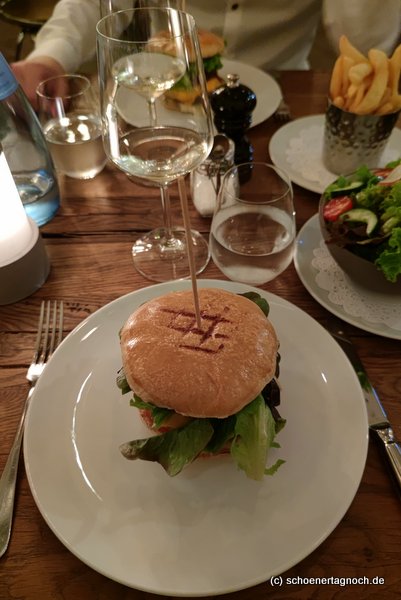 Burger mit Trüffelsauce, Pommes und Salat im "DOM" in Karlsruhe