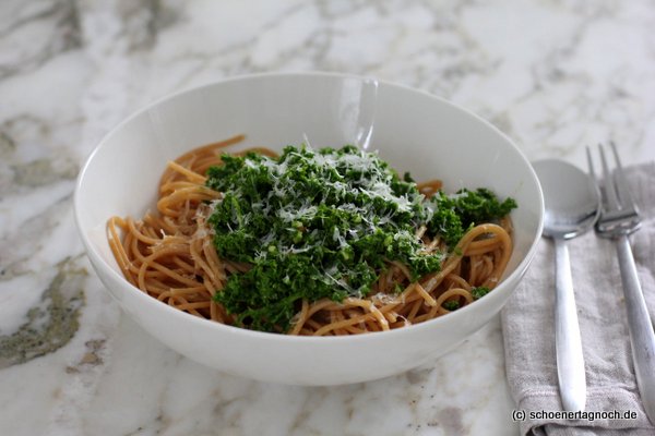Spaghetti mit selbst gemachtem Grünkohl-Pesto, vegetarisch, schnell