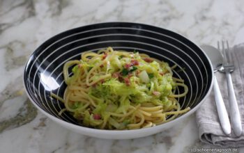 Spaghetti mit Spitzkohl-Carbonara