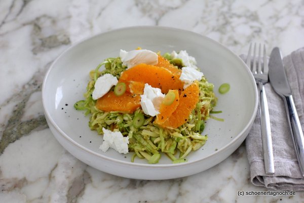Spitzkohl-Orangen-Salat mit Honig-Senf-Dressing und Ziegenfrischkäse