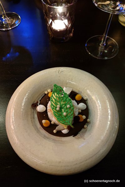 Schokokranz mit Joghurt, Passionsfrucht und Kokos als Dessert im Ivy Restaurant in Karlsruhe