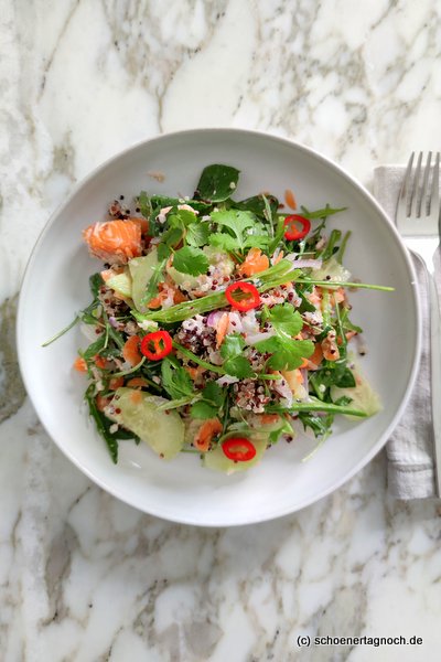 lauwarmer Quinoa-Salat mit geräuchertem Lachs, Wildkräutern, Gurke und Zuckerschoten