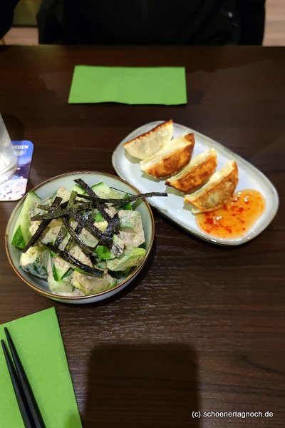 Vorspeise in der Slurp Ramen Bar in Stuttgart: Gyoza mit Hühnchen und Avocado-Gurken-Salat