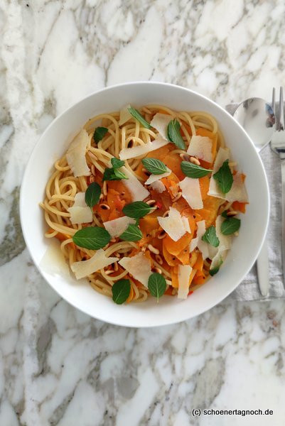 Spaghetti mit Kürbisstreifen, Chili und Minze