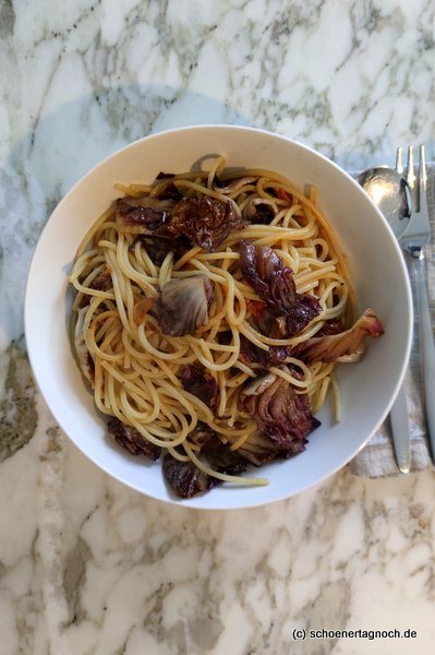 Spaghetti aglio et olio mit Radicchio
