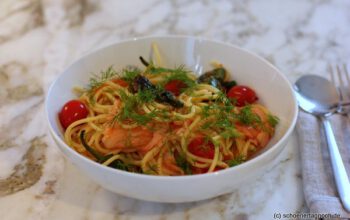 Spaghetti mit Räucherlachs, Kirschtomaten und Pimientos de Padrón