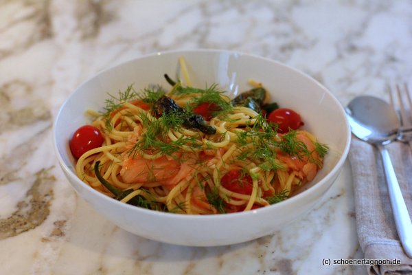 Spaghetti mit Räucherlachs, Kirschtomaten und Pimientos de Padrón
