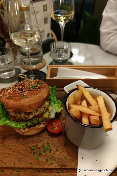 Burger mit Pommes im Restaurant "Lindenberg" in Karlsruhe