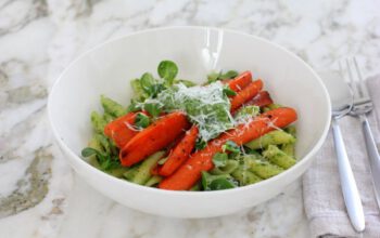 Pasta mit Feldsalat-Pesto und Karotten