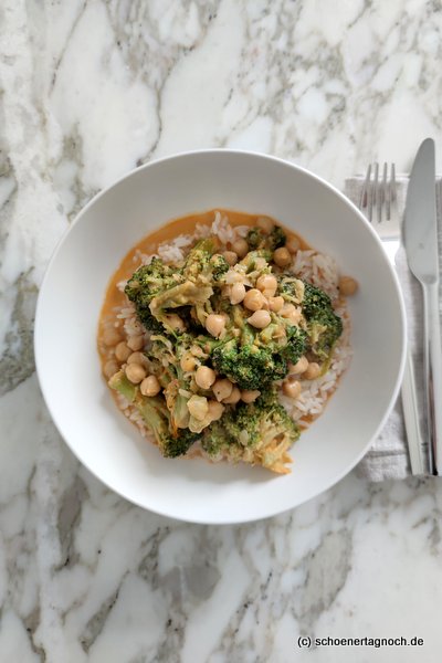 Schnelles Brokkoli-Kichererbsen-Curry mit Reis