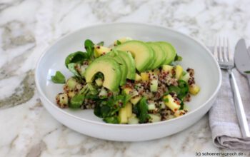 Quinoa-Avocado-Bowl mit Mango und Ackersalat