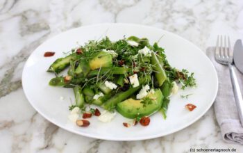 Spargel-Avocado-Salat mit Oliven, Feta und Salzmandel-Crunch