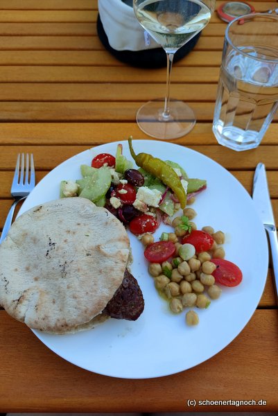 Gegrillte Köfte mit griechischem Salat, Kichererbsen-Salat und Pitabrottasche