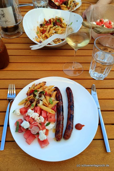 Gegrillte Merguez mit Wassermelonen-Radieschen-Salat mit Ziegenfrischkäse und Minze sowie sizilianischem Pastasalat