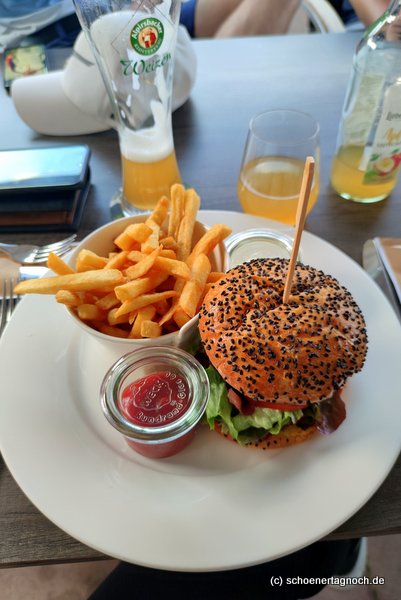 Burger mit Pommes im Golfclub Bad Liebenzell