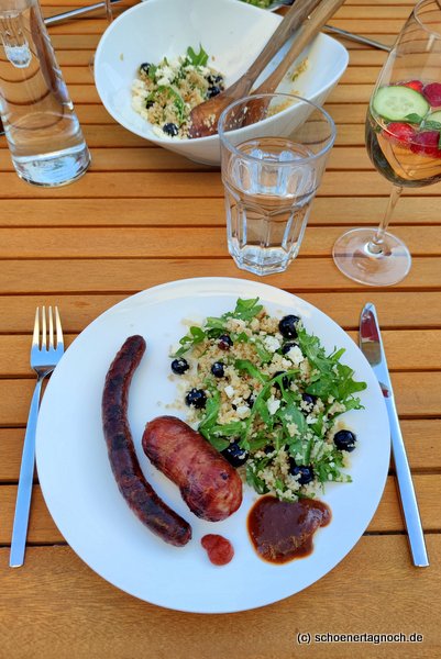 Gegrillte Merguez und Salsiccia, dazu Couscous-Salat mit Heidelbeeren, Rucola und Feta
