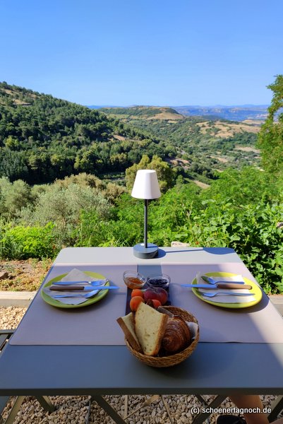 Ausblick von der Frühstücksterrasse im Bed & Breakfast Tuffudesu in Osilo auf Sardinien