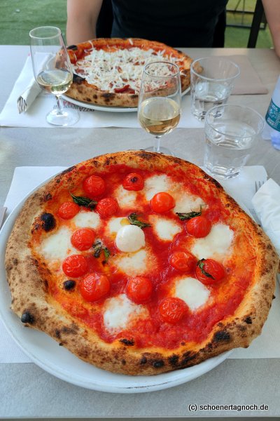 Pizza Buffala mit Kirschtomaten in Osilo auf Sardinien