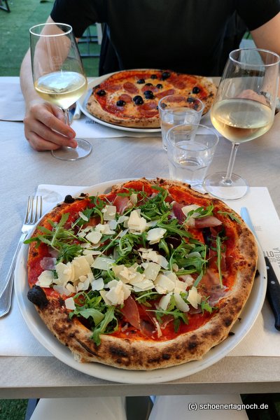 Pizza Rucola mit Parmaschinken und Pecorino in Osilo auf Sardinien