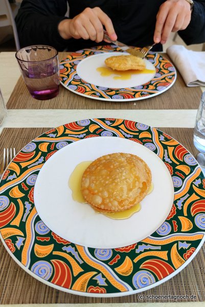 Seada - typisch sardisches Dessert, frittierte Teigtaschen mit Käsefüllung, beträufelt mit Honig