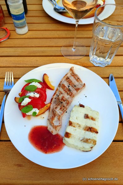 Gegrilltes Putenschnitzel und Halloumi mit Tomaten-Nektarinen-Salat mit Hüttenkäse