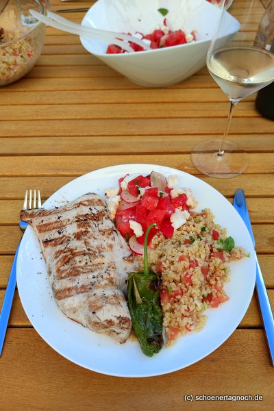 Putenschnitzel vom Grill mit Wassermelonen-Radieschen-Salat und Tabouleh