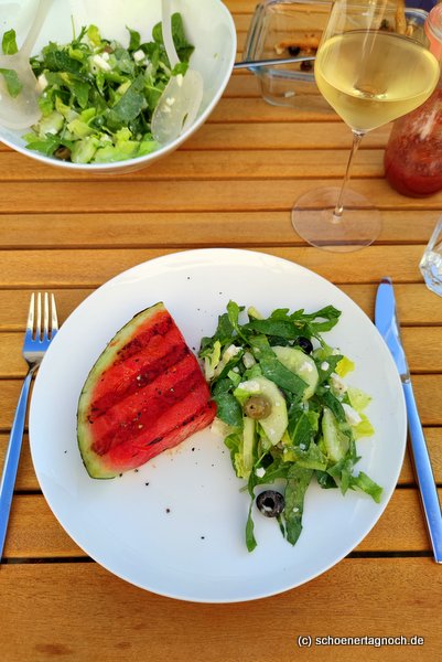 Gegrillte Wassermelone mit Salat und Feta