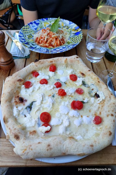 Pizza Bianca mit Büffelmozzarella mit Kirschtomaten im L´Ulivo in Stuttgart