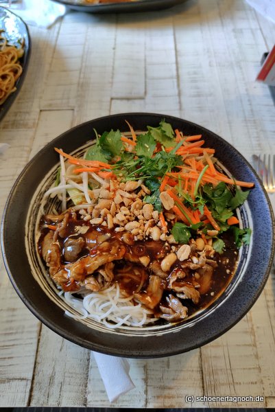 Bun Bo (Reisnudeln mit Rindfleisch und Salat) im Saigon in Karlsruhe