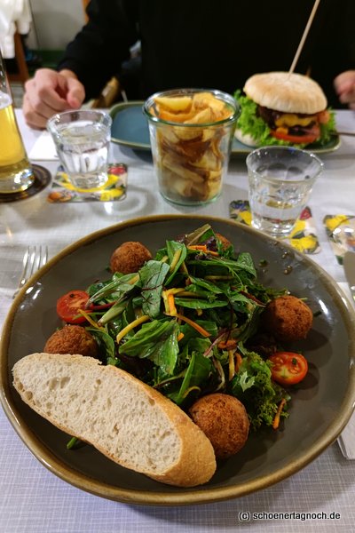 Wildkräutersalat mit Falafelbällchen im Restaurant Bene in Sonthofen im Allgäu