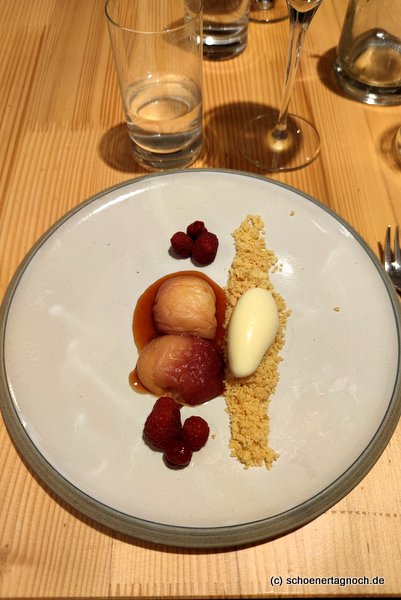 Gebackener Pfirsch, Lavendeleis, Himbeeren und Streusel als Dessert im Restaurant frei.stil in Ofterschwang im Allgäu