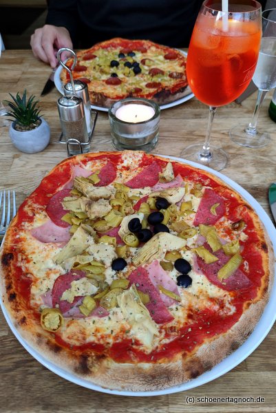 Pizza mit Salami, Schinken, Artischocken, Oliven und Peperoni im Restaurant Umberto´s in Sonthofen im Allgäu