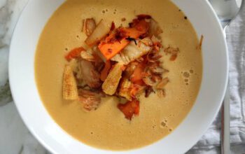 Ingwer-Kokos-Suppe mit Kürbis, Kimchi und Maiskölbchen