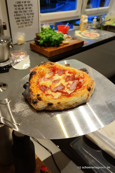 Selbst gebackene Pizza mit Salami und gekochtem Schinken