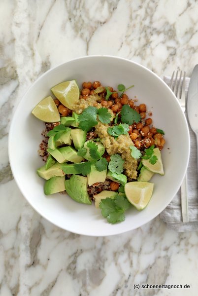 vegane Quinoa-Avocado-Bowl mit gerösteten Kichererbsen